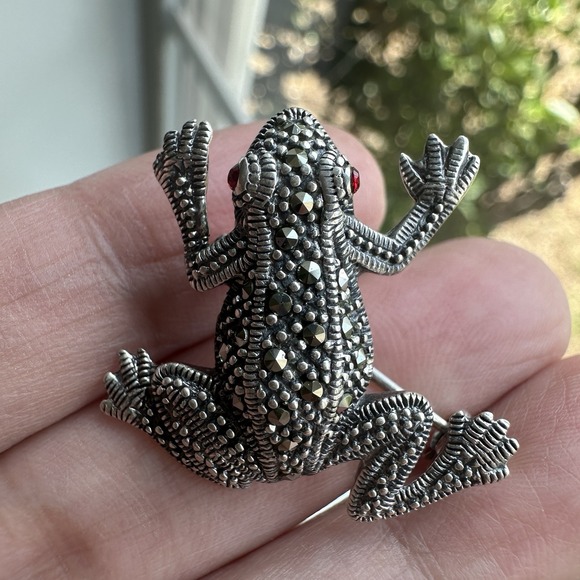 VTG  SM Frog Brooch Pin 1 1/8"‎ Marcasite Red Crystal Eyes 925 Sterling 5.9g - Picture 1 of 8